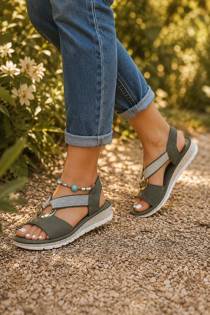 Women's Flat Sandals With Metal Buckle