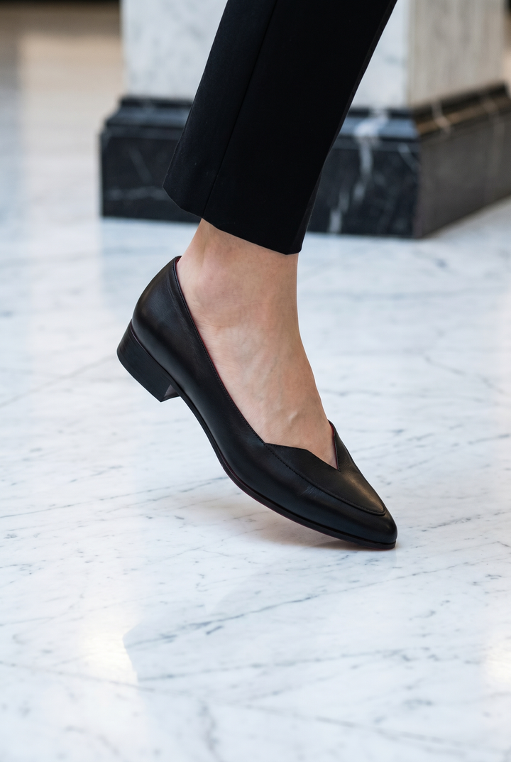 Kalra - Elegant Low-Heeled Pumps